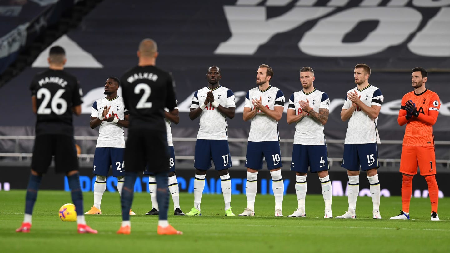 Os jogadores do City cercaram o árbitro no jogo contra o Tottenham