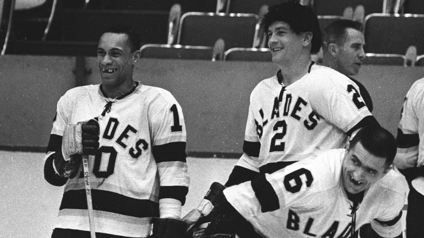 Willie O'Ree breaks the NHL's color barrier, 1958 - ™