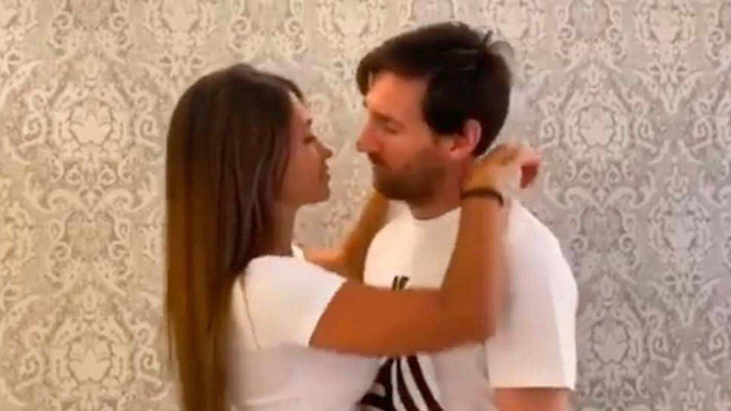 VIDEO: Messi, Ricky Martin y Bad Bunny besan a sus parejas en el ...