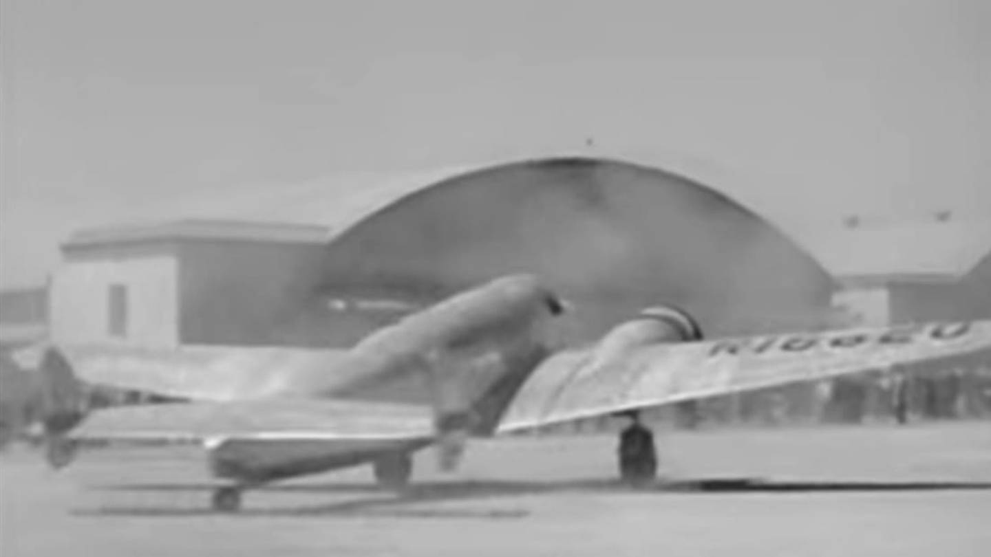 アメリア・イアハートの行方不明の飛行機が1936年の映画で発見される