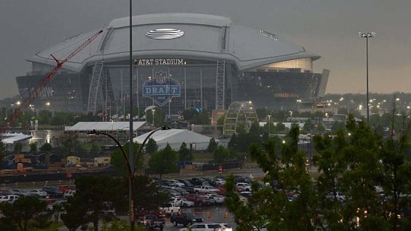 Tornado Warning Reportedly in Effect 15 Miles From AT&T Stadium During  Cowboys-Eagles Game