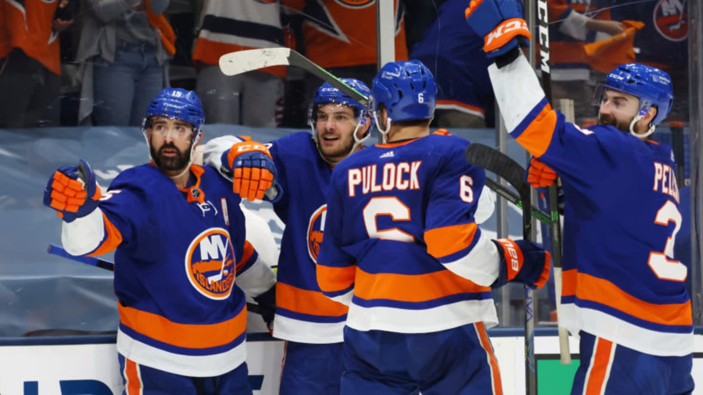 Islanders have epic second period against Lightning in Game 4