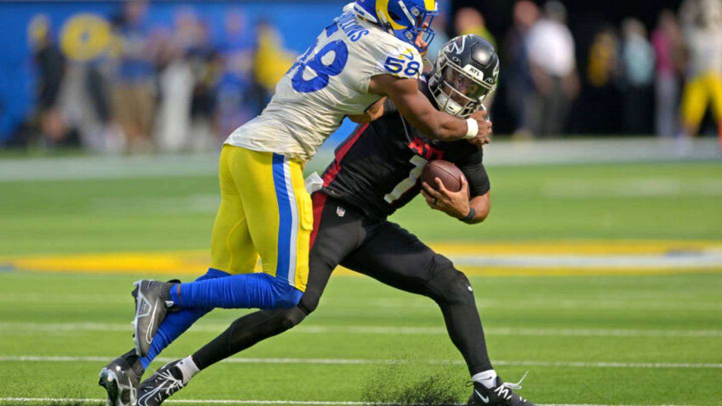 LA Rams Takk McKinley and Justin Hollins heat up on sidelines