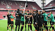 Auch ohne Fans feierten Marcus Thuram und die Gladbacher mit der Eckfahne