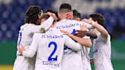 Die Schalker Jubeltraube nach dem Treffer: S04 zieht in die nächste Pokalrunde ein