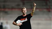 Unions Marvin Friedrich mit dem T-Shirt zum Klassenerhalt.