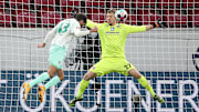 Erste Ballberührung, erstes Bundesliga-Tor: Eren Dinkci (19) köpft Werder Bremen ins Glück