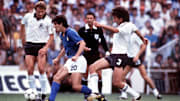 Paolo Rossi im WM-Finale 1982. Hier wird er von Wolfgang Dremmler und Paul Breitner umzingelt