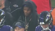 El quarterback de los Ravens estuvo en el banco con sus compañeros en la Semana 17