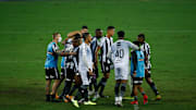 Sem treinador desde que dispensou Bruno Lazaroni, o Botafogo pensou em contar com o cartola Carlos Augusto Montenegro à beira do campo. 