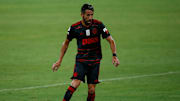 Mauricio Isla, Marcos González, Claudio Maldonado e mais: relembre cinco jogadores chilenos que já vestiram a camisa do Flamengo.