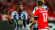 Um dos poucos destaques do Botafogo na temporada, o zagueiro Kanu pode deixar o Brasil e pintar no Cruz Azul, do México. 