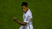 Seis pontos separam Santos e Atlético-GO na tabela do Brasileirão. 