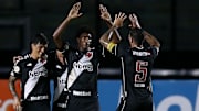 Vasco e Coritiba se enfrentam pelo Brasileirão. 