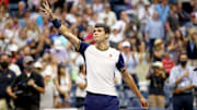 Carlos Alcaraz clasificó por primera vez a los octavos de final del US Open al vencer a Stefanos Tsitsipas