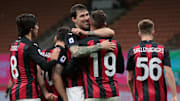 Alessio Romagnoli abbraccia Theo Hernandez