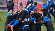 L'Inter festeggia il 2-0 di Lautaro nel derby 