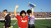 Maradona levantó el Scudetto en 1990