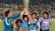 Ayudan a Maradona a levantar la Copa.