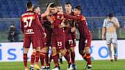 La gioia romanista dopo l'1-0 di Mancini