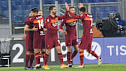 L'esultanza di gruppo della Roma