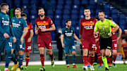 Guida mentre assegna il rigore al Milan