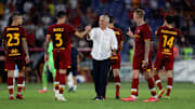 Mourinho si complimenta con la squadra 