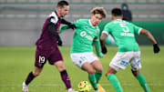 Sarabia au duel avec Aouchiche et Kolodziejczak lors du match aller entre le PSG et l'ASSE.
