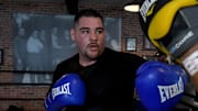 Andy Ruiz Jr. se mide a su rival Adrián Granados en una sesión de entrenamientos ante los medios