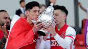 Edson Álvarez consiguió su primer título con el Ajax de Ámsterdam.