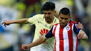 Oribe Peralta buscando robar el balón a Orbelín Pineda en las semifinales de Copa MX del Apertura 2016.