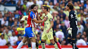 Paul Aguilar y Antonio Briseño se encaran en un partido entre América y las Chivas del Guadalajara.