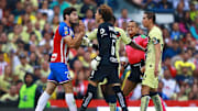 Jugadores de Chivas y América se encaran.