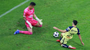 El portero Raúl Gudiño achicando un balón a Henry Martin.