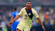 Roger Martínez celebra un gol en partido entre América y Cruz Azul.