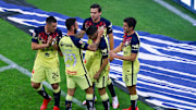 Jugadores del América celebran un gol.