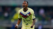 Renato Ibarra celebra un gol con el América.