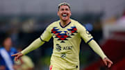 El jugador Nicolás Castillo celebra un gol con América.
