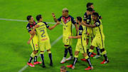Jugadores del América celebran un gol.