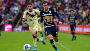Alan Mozo controla el balón ante la marca de Jorge Sánchez.