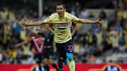 Paul Aguilar celebra un gol con el América.