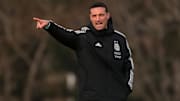Argentina Training Session - Copa America 2021 - Scaloni brinda indicaciones.
