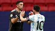 Emiliano martinez salué par son capitaine Lionel Messi. 