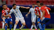 Messi en acción contra Paraguay.