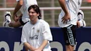 Argentinean forward Lionel Messi (C) and