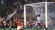 Argentinian midfielder Mario Kempes (L) who just s