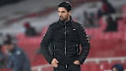 Les deux hommes portent Arsenal dans leur coeur, et Fabregas souhaite ainsi donner plus de temps à Mikel Arteta avant de tirer des conclusions.