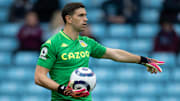 Dibu Martínez brilla en el Aston Villa.