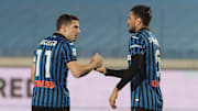 Freuler e Palomino festeggiano dopo il goal del centrale