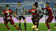 Duvan Zapata circondato dai  giocatori della Roma